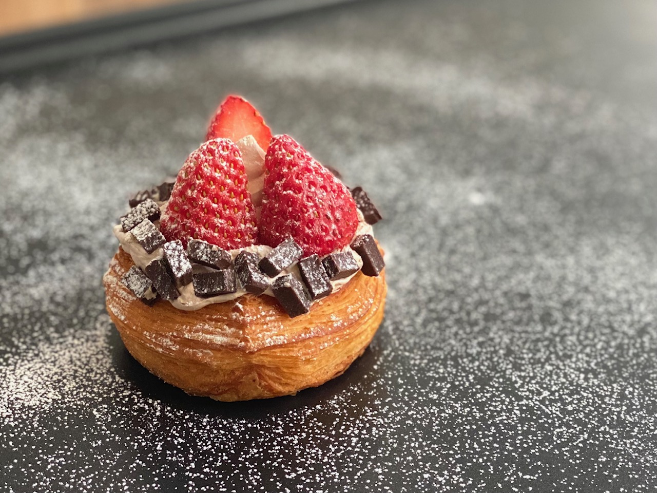 1月6日(金)より発売『いちごとチョコのデニッシュ 』のご紹介です